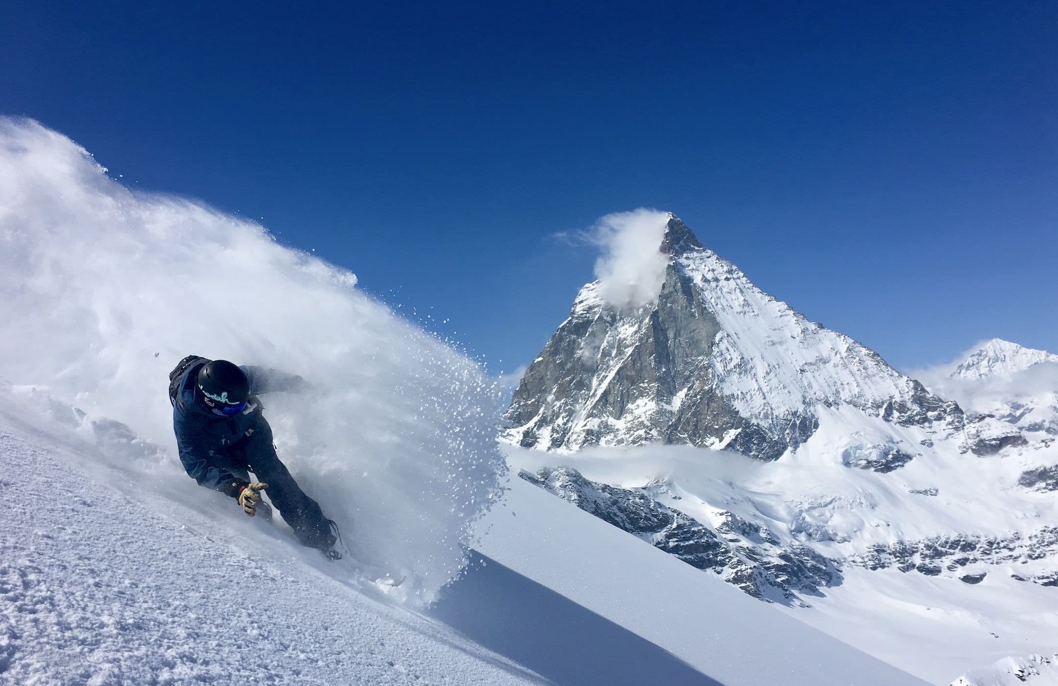 Liam Rivera en snowboard dans la poudreuse, face au Cervin